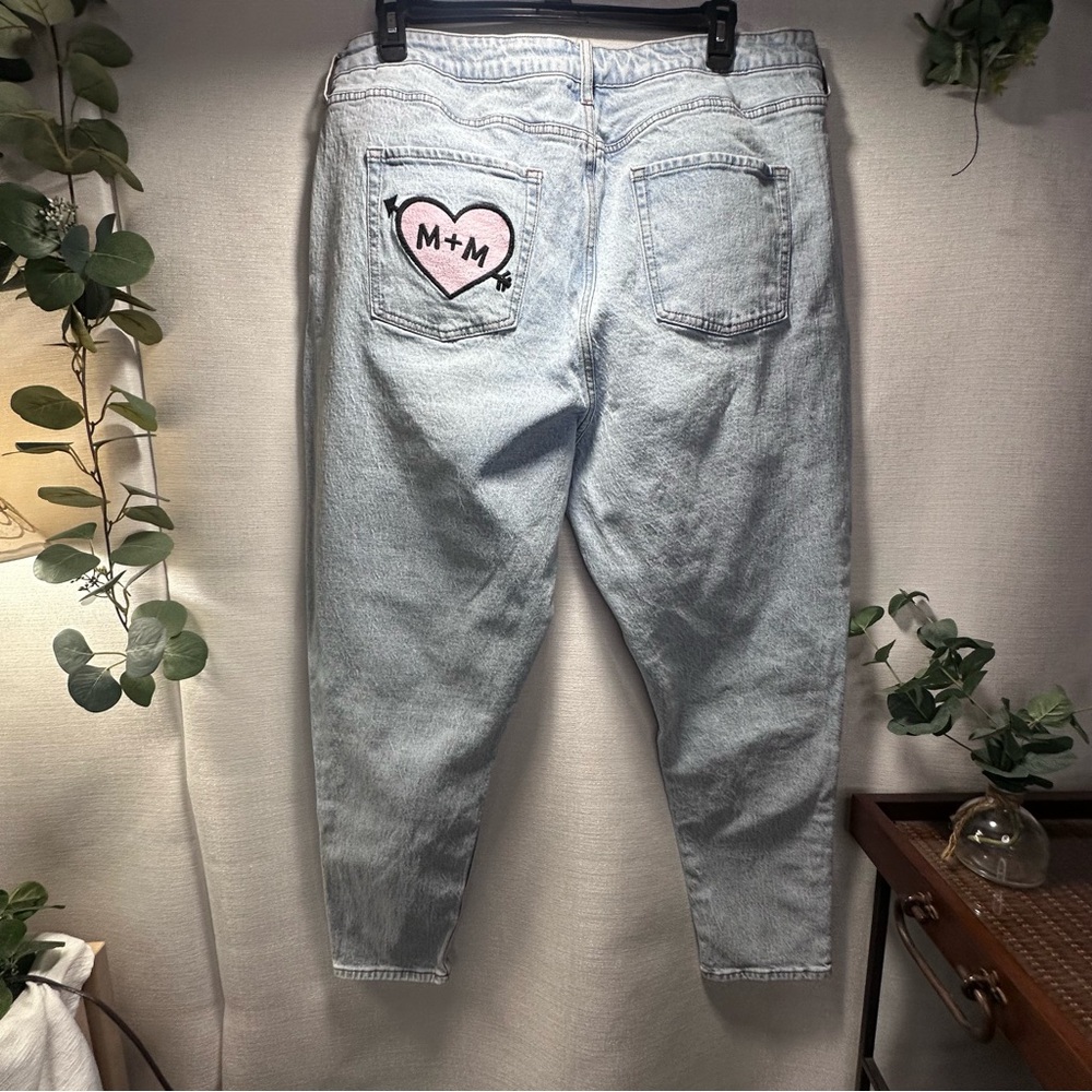 Her Universe Disney Light Blue Mom Jeans with Mickey & Minnie Heart Design Sz 22 - Picture 2 of 14
